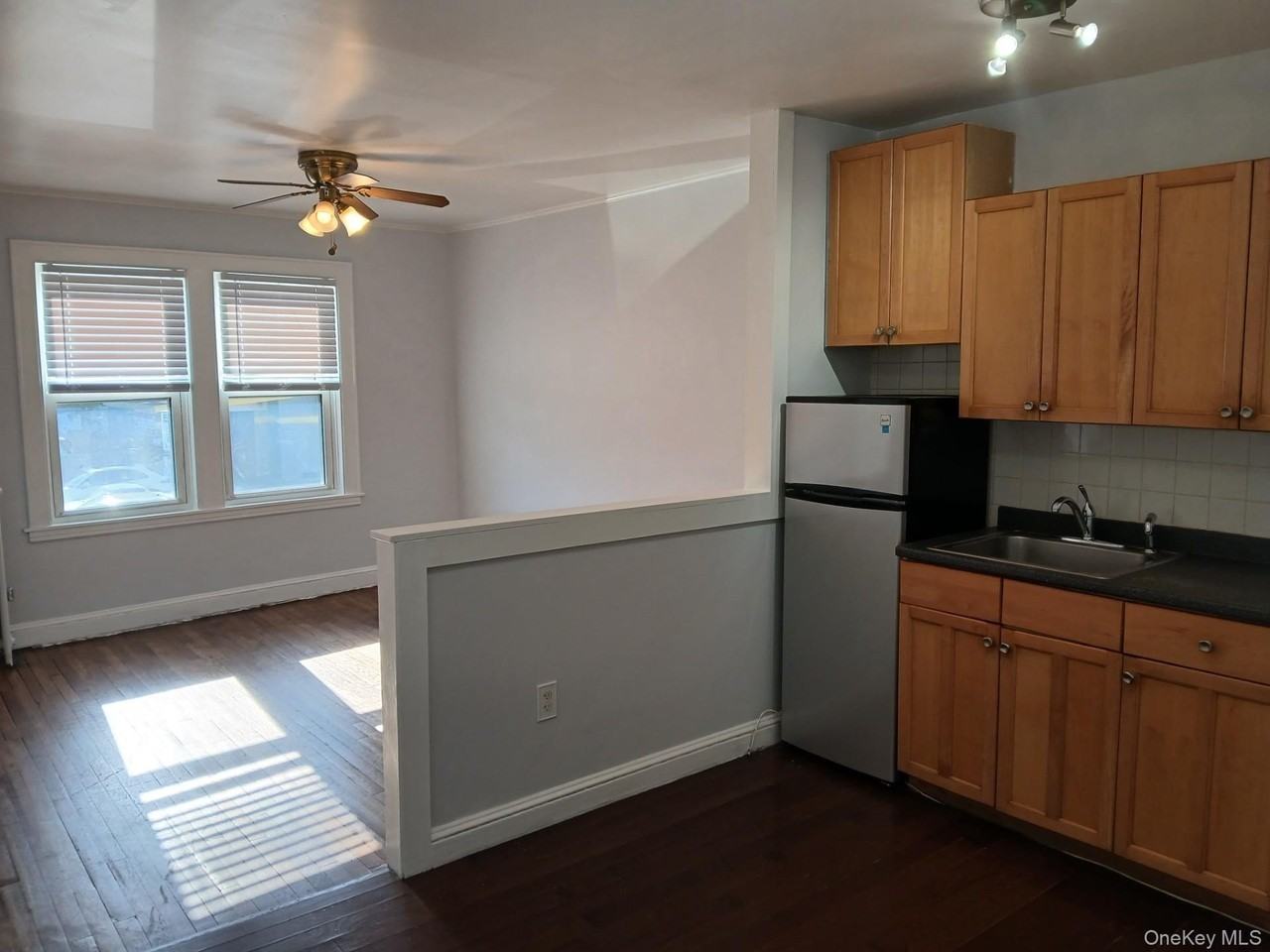 666 Willis Ave - Photo 3 of 10