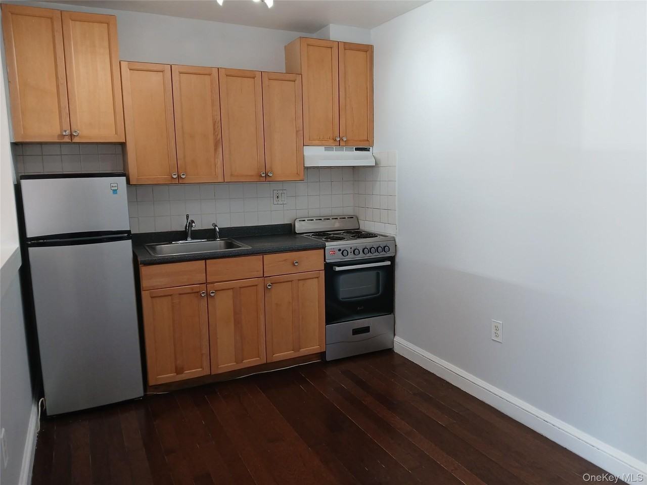 666 Willis Ave - Photo 4 of 10