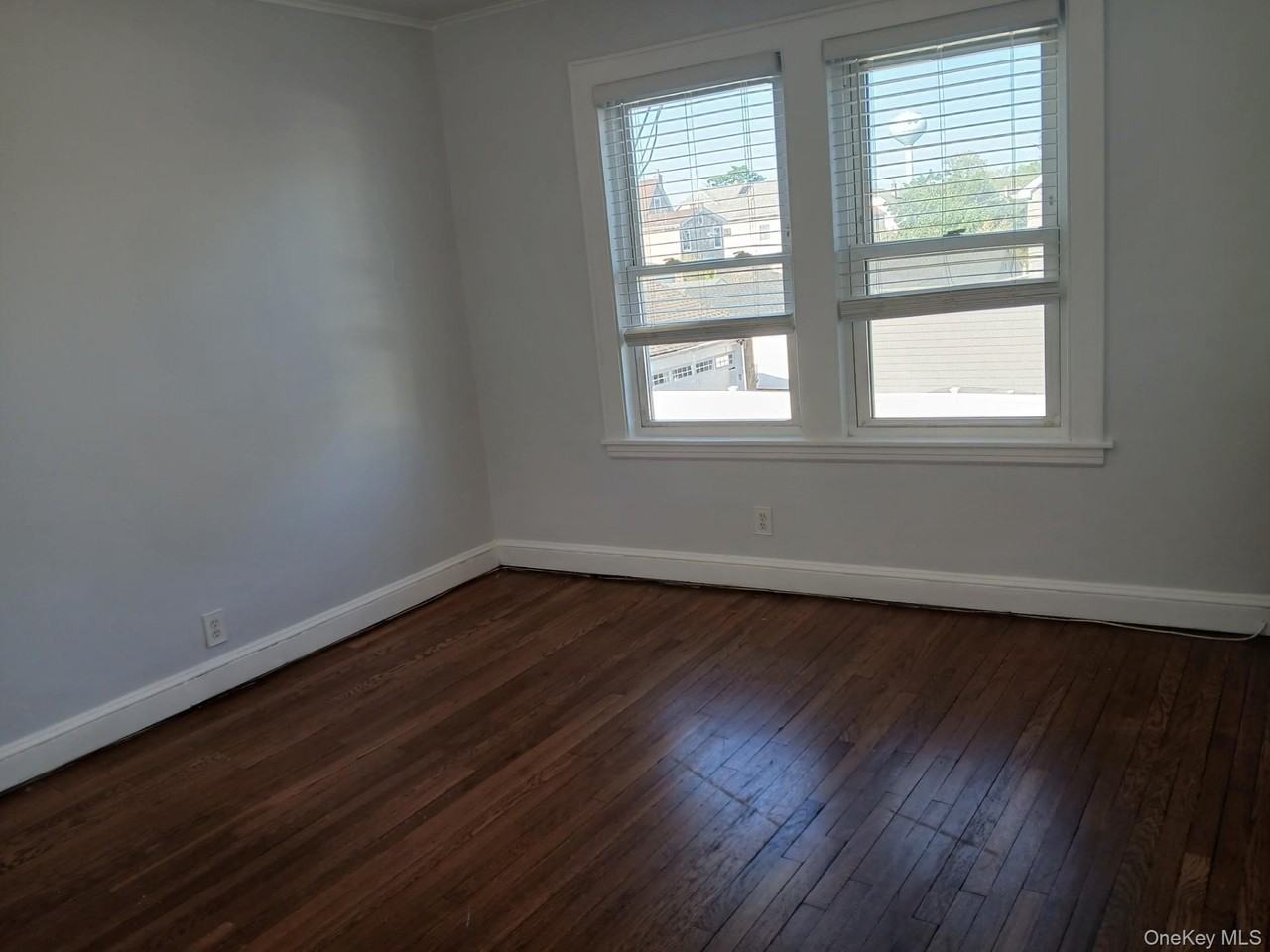 666 Willis Ave - Photo 6 of 10