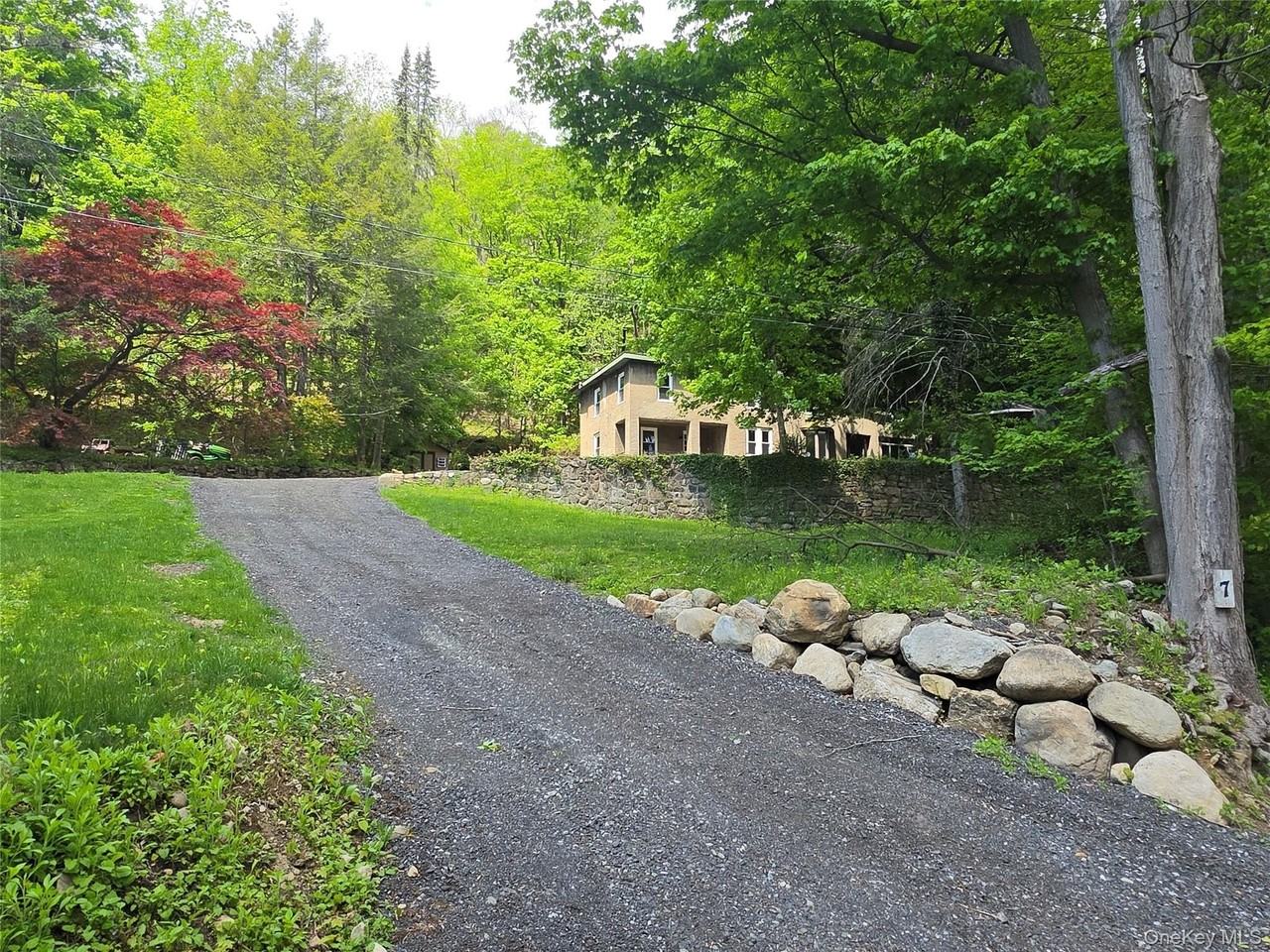 7 Stone Ridge Rd - Photo 2 of 33