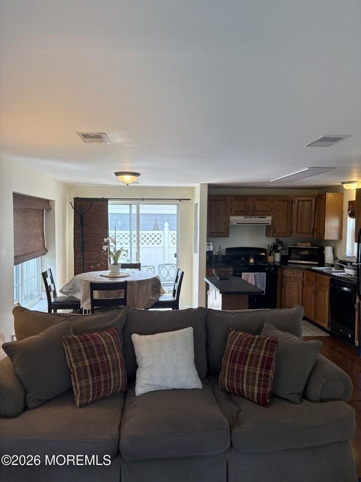 520 3rd Ave - Photo 4 of 26