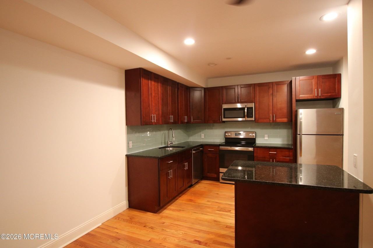 1003 Bond St #4 - Photo 4 of 16