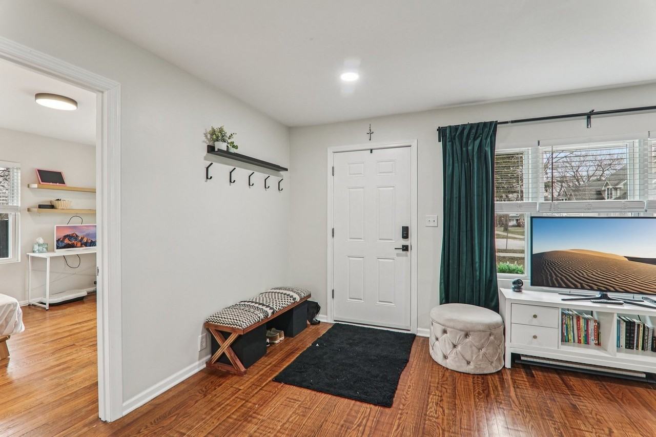 502 N Smith St - Photo 3 of 21