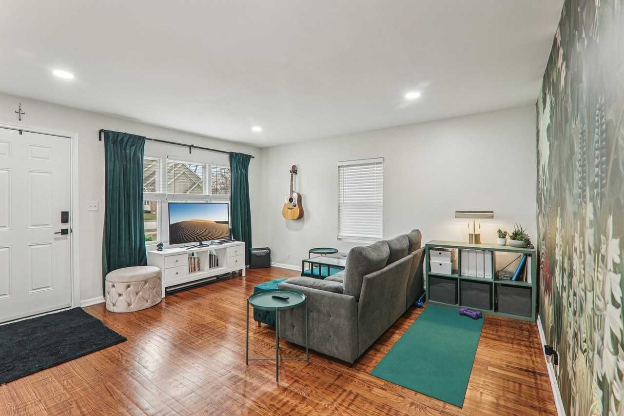 502 N Smith St - Photo 6 of 21