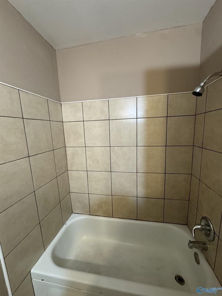 1219 Grace St Nw - Photo 4 of 8