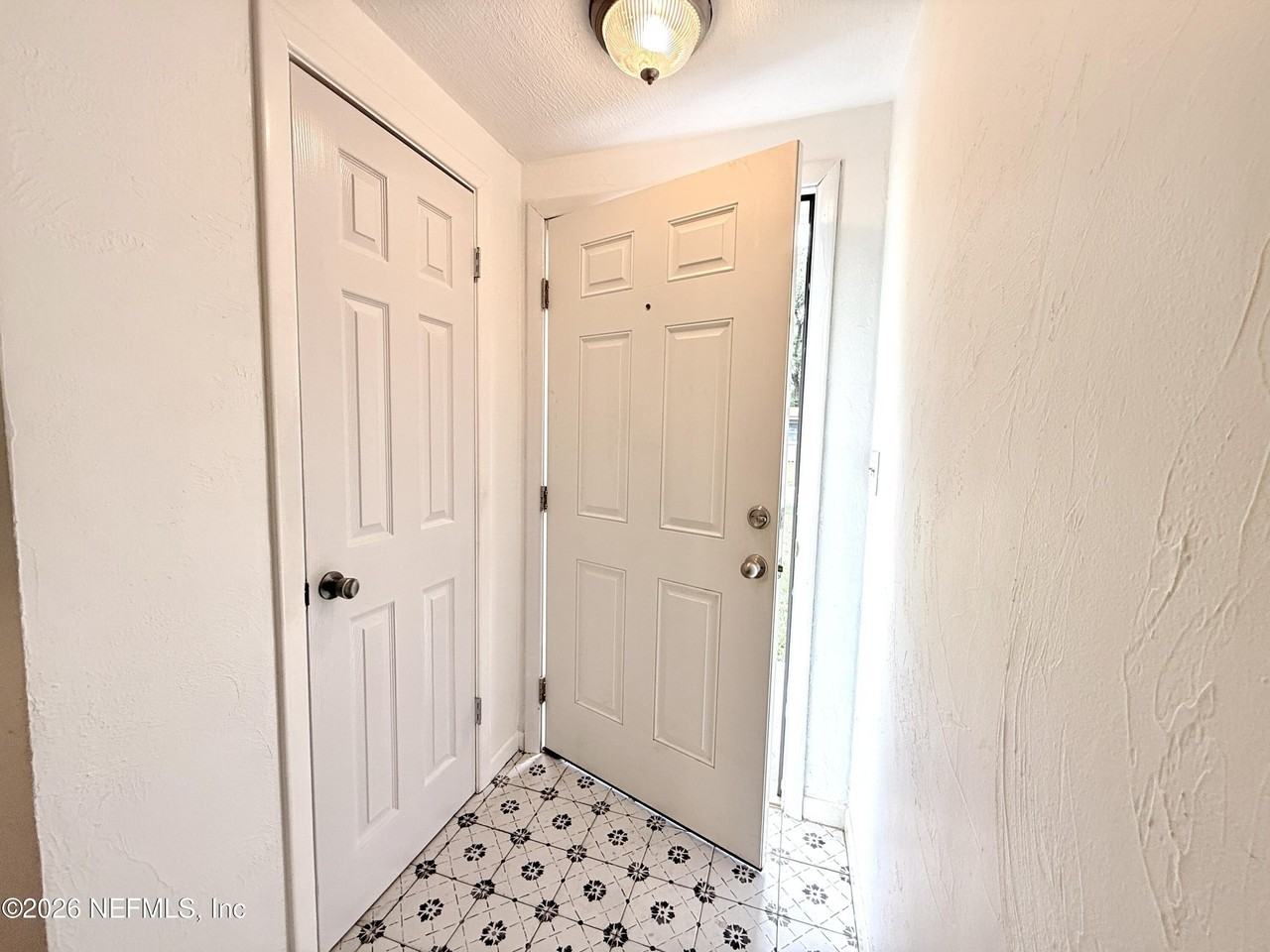 5632 Oliver St - Photo 4 of 26
