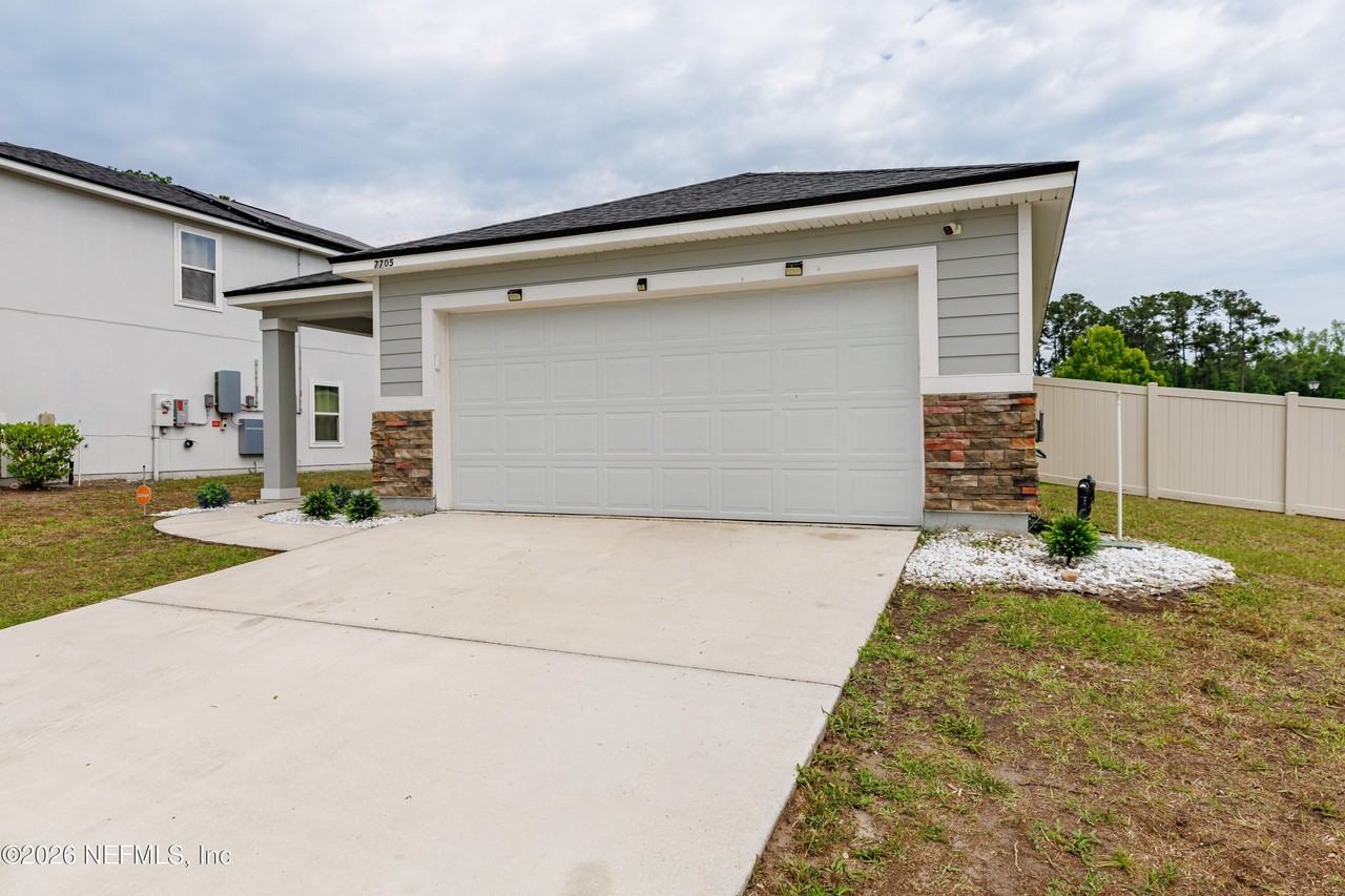 7705 Peace Ln - Photo 3 of 34