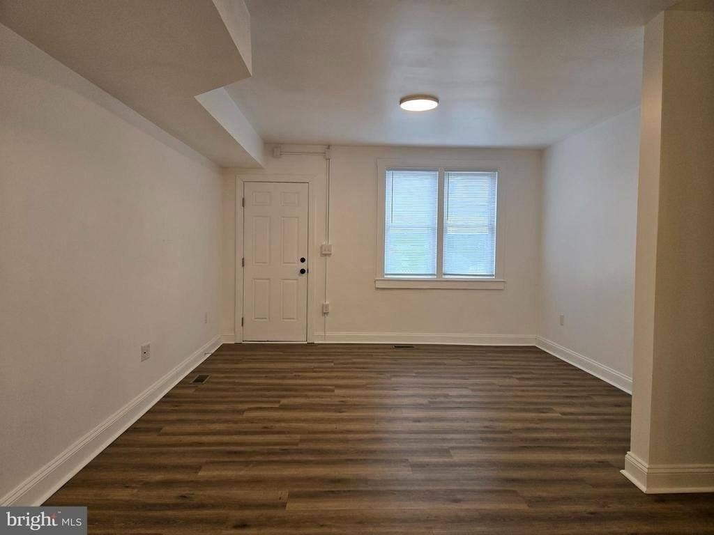 737 S Kent St - Photo 3 of 11