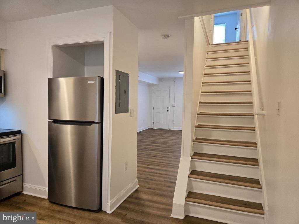 737 S Kent St - Photo 4 of 11