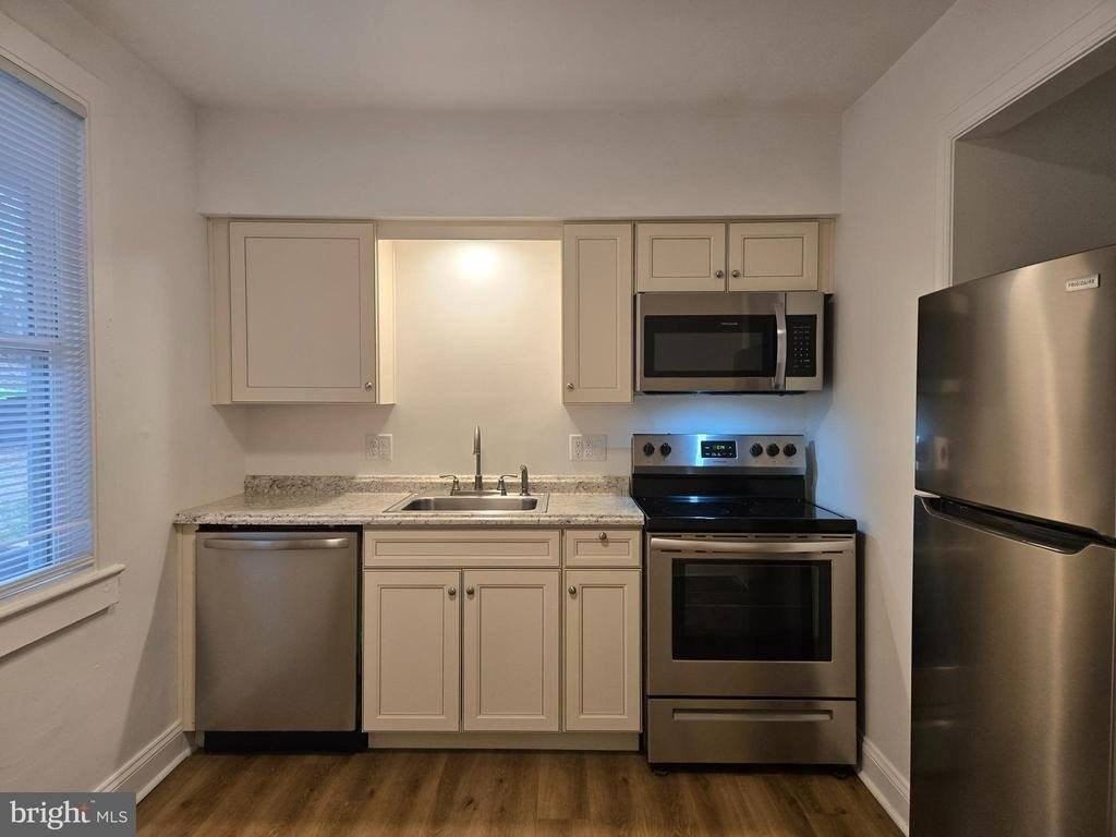 737 S Kent St - Photo 5 of 11