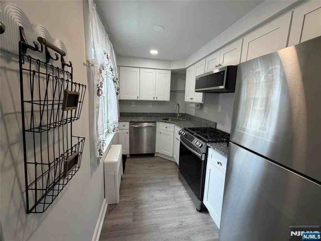 80 Huguenot Ave Apt 9b - Photo 2 of 7
