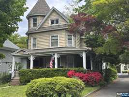 featured image of 211 Woodside Ave Apt 3rd
