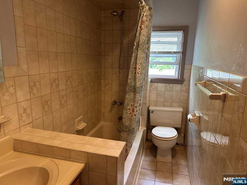 211 Woodside Ave Apt 3rd - Photo 5 of 9