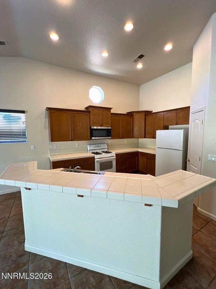 7169 Beacon Dr - Photo 3 of 18
