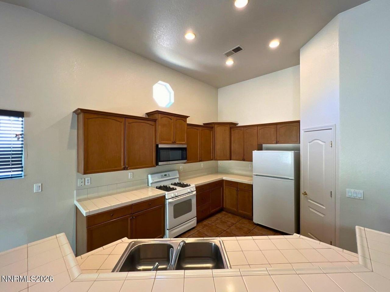 7169 Beacon Dr - Photo 4 of 18