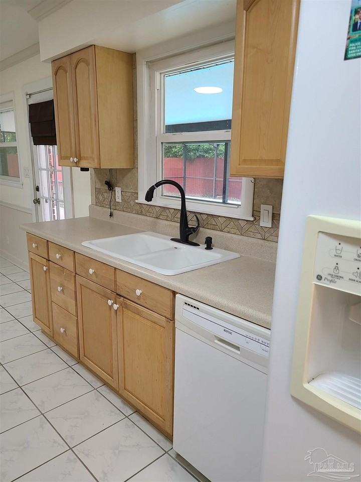 3910 Langley Ave - Photo 7 of 24