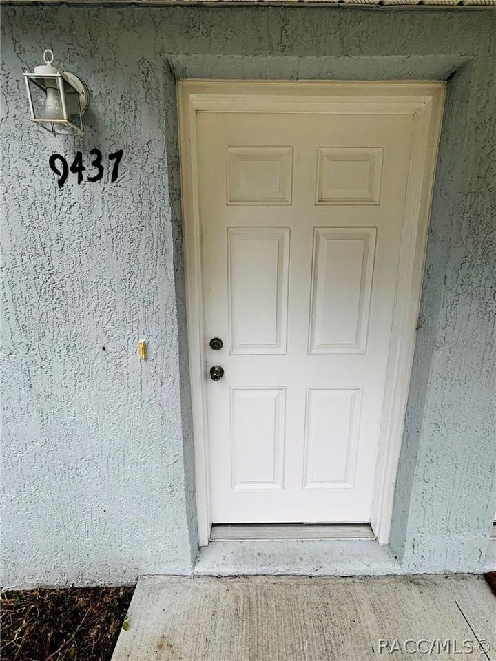 9437 N Travis Dr - Photo 2 of 21