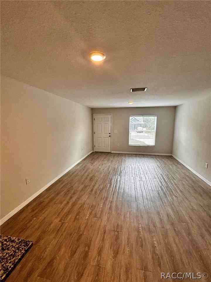 9437 N Travis Dr - Photo 3 of 21