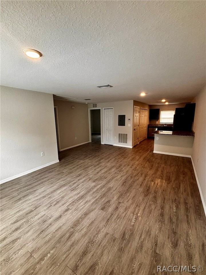 9437 N Travis Dr - Photo 4 of 21