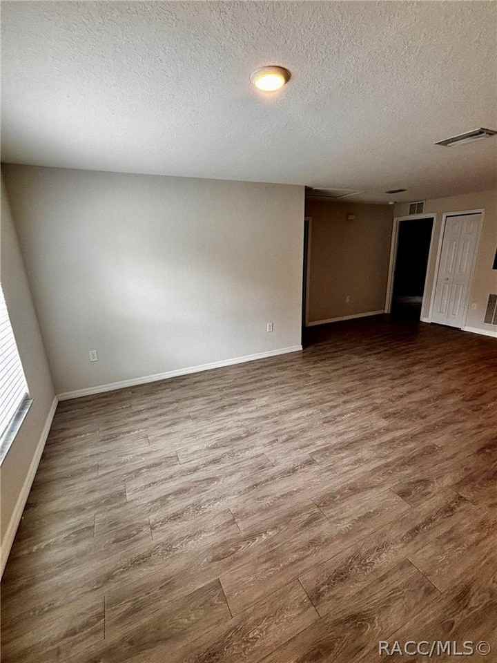 9437 N Travis Dr - Photo 5 of 21