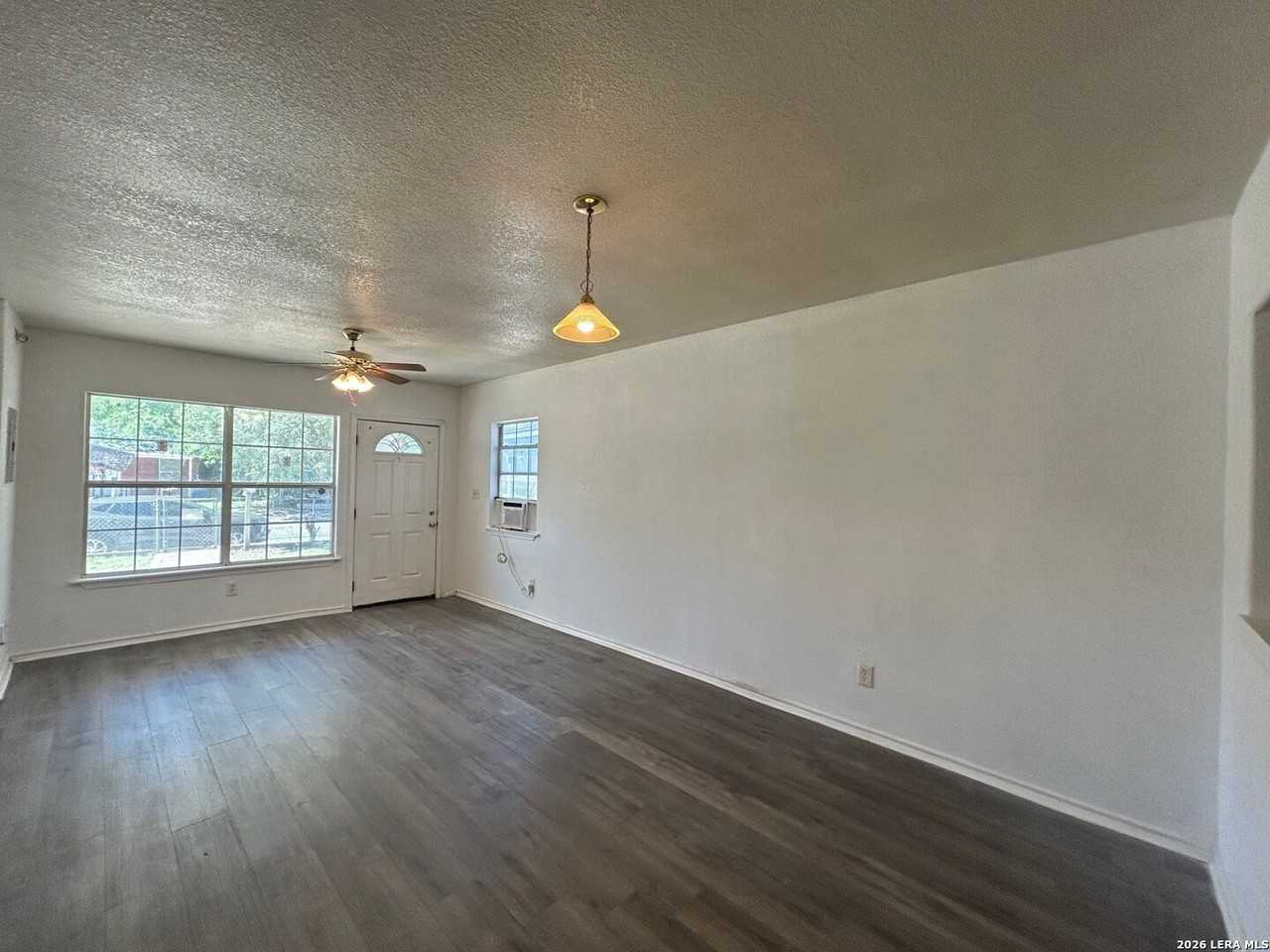 319 Noria St - Photo 5 of 18