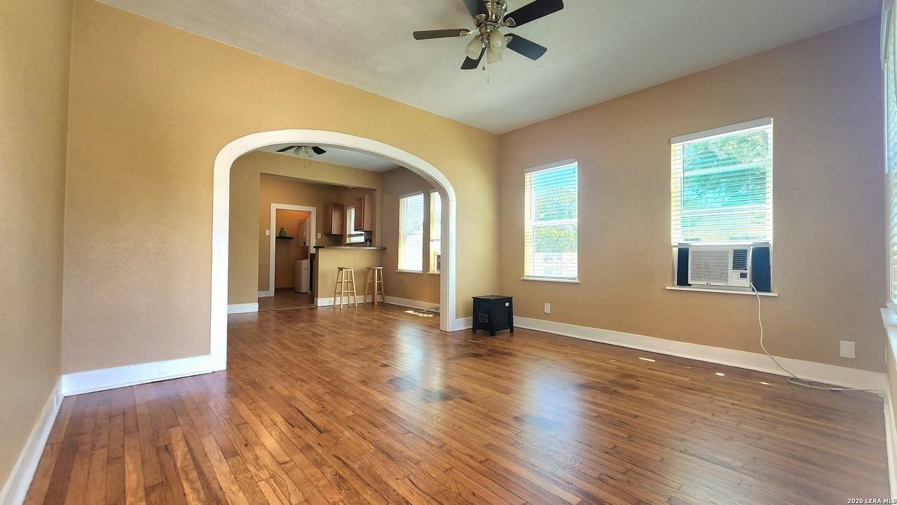 801 W Hollywood Ave - Photo 4 of 18
