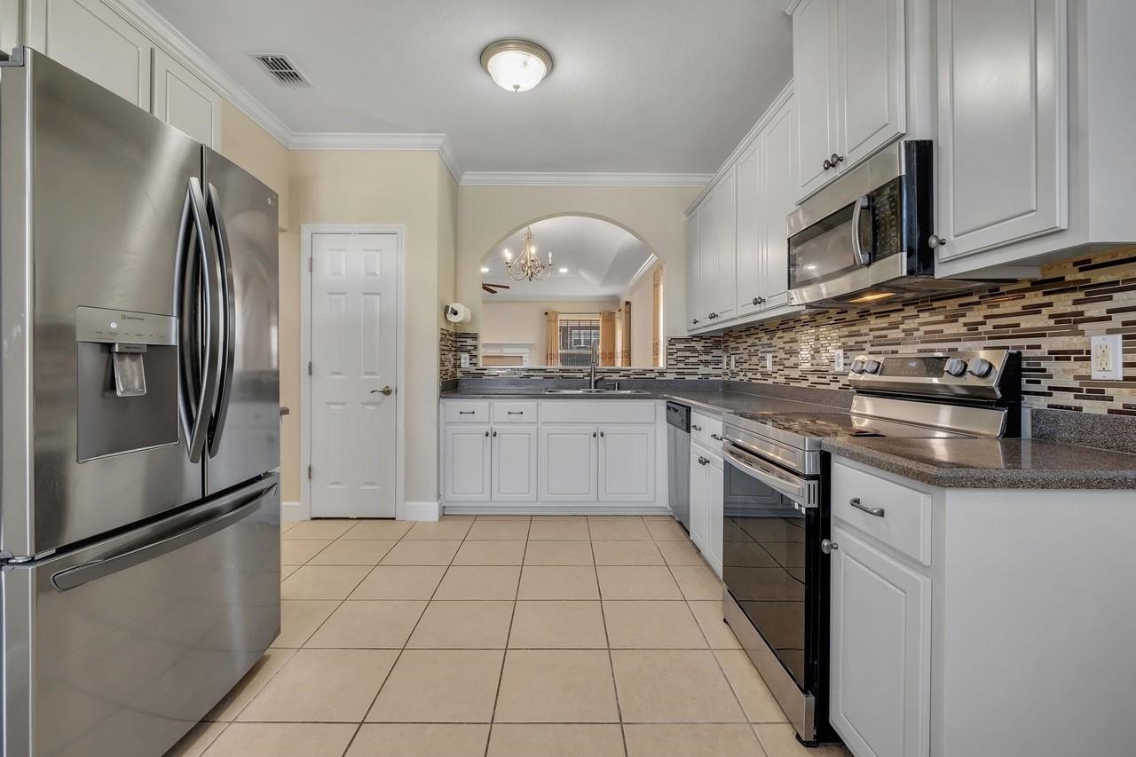 7056 Sawley Ln - Photo 6 of 24