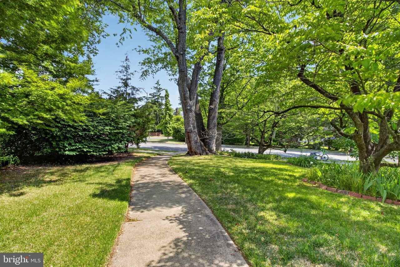 5028 Massachusetts Ave Nw - Photo 5 of 40