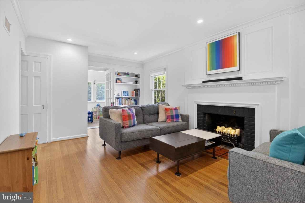 5028 Massachusetts Ave Nw - Photo 7 of 40