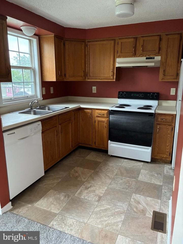 1537 Violet Dr - Photo 5 of 11