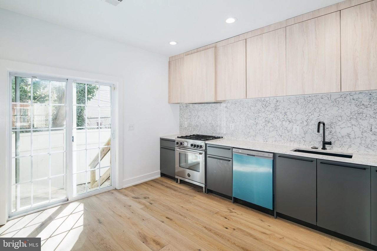 1532 Catharine St - Photo 2 of 22