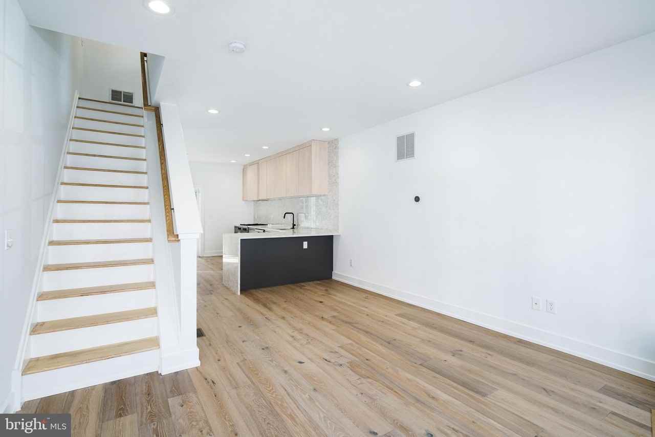 1532 Catharine St - Photo 6 of 22