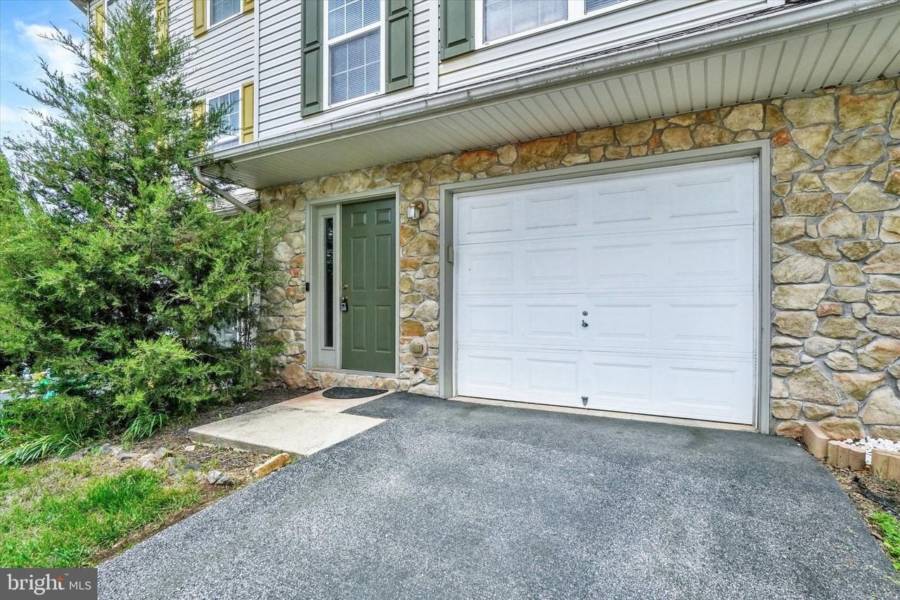 655 Fisher Dr - Photo 2 of 21