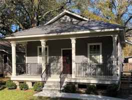 featured image of 325 E Hornsby St