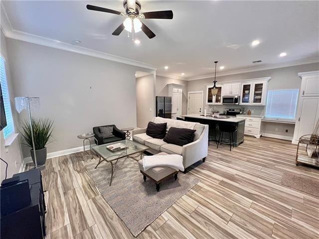 325 E Hornsby St - Photo 4 of 10