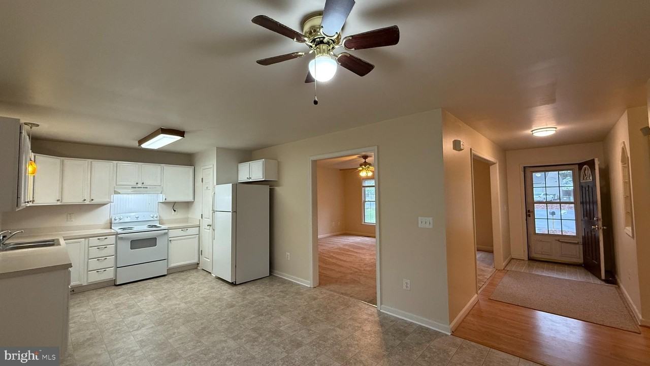 8607 Leslie Ct - Photo 3 of 14