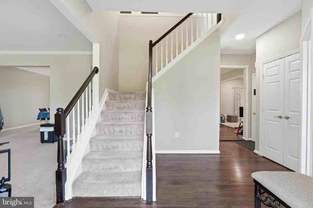34 Westhampton Ct - Photo 4 of 36