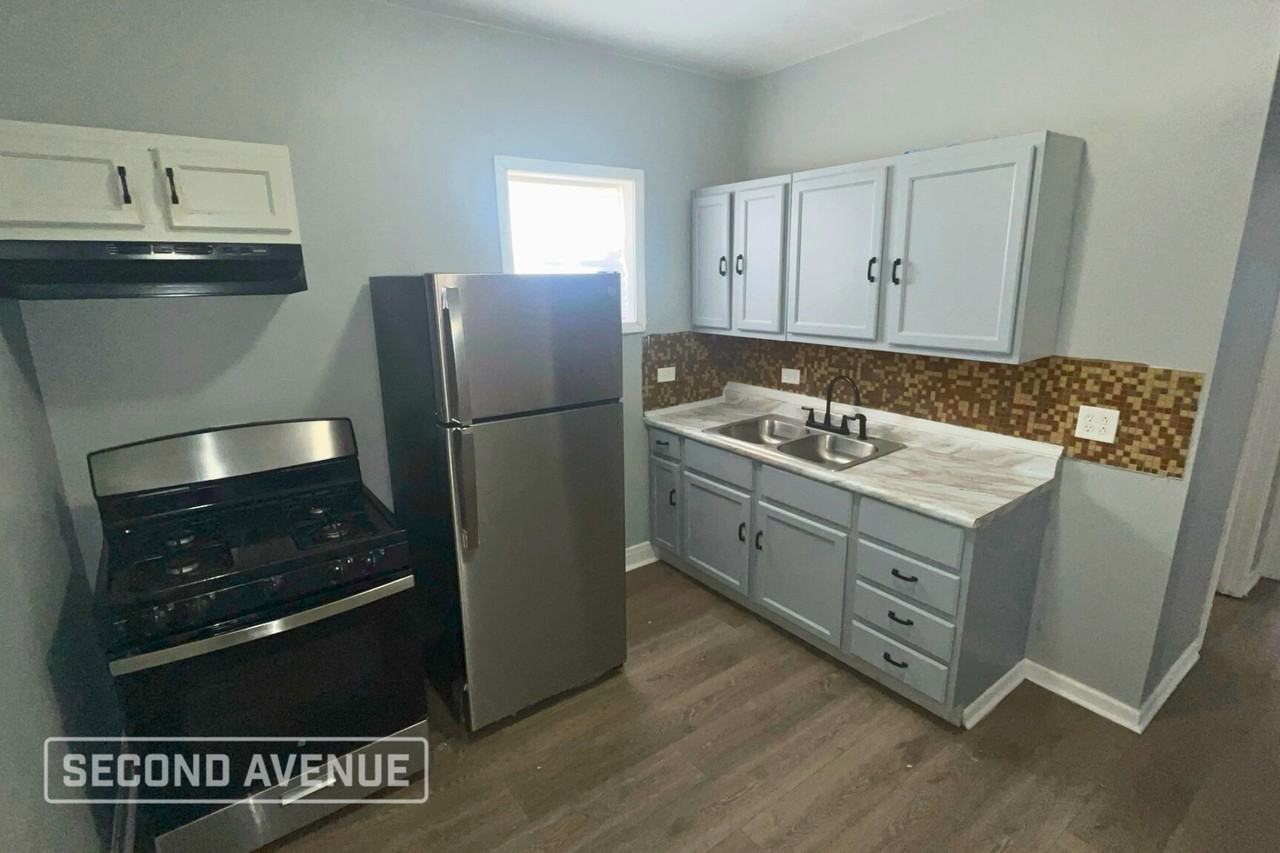 7555 S Prairie Ave - Photo 3 of 14