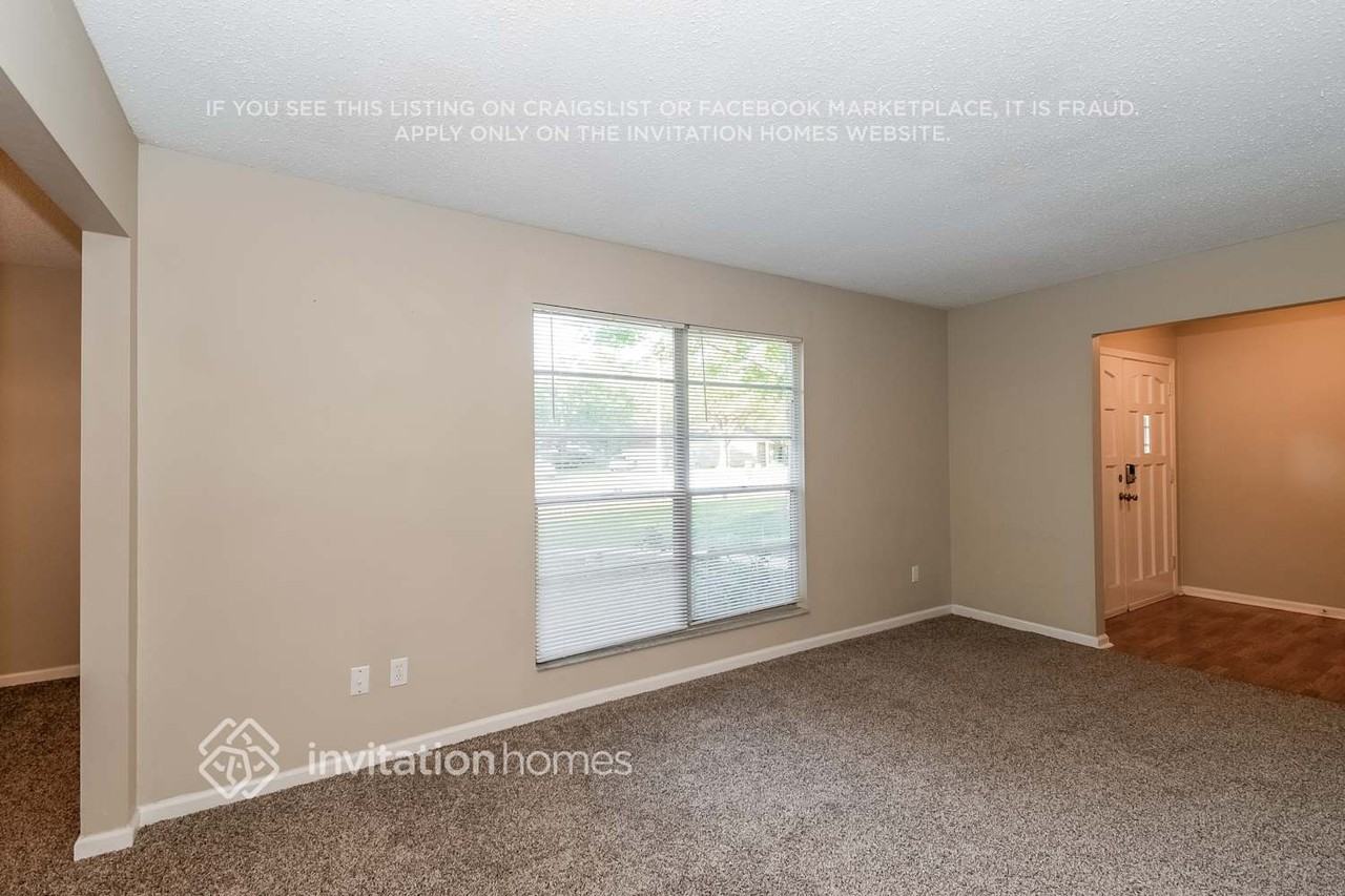 2048 Pompano Pkwy - Photo 4 of 20