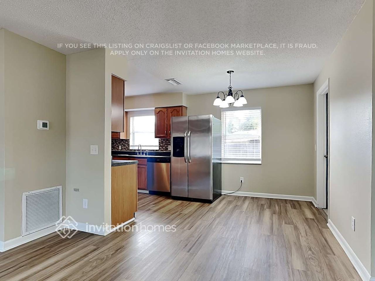 320 Roosevelt Sq - Photo 5 of 16
