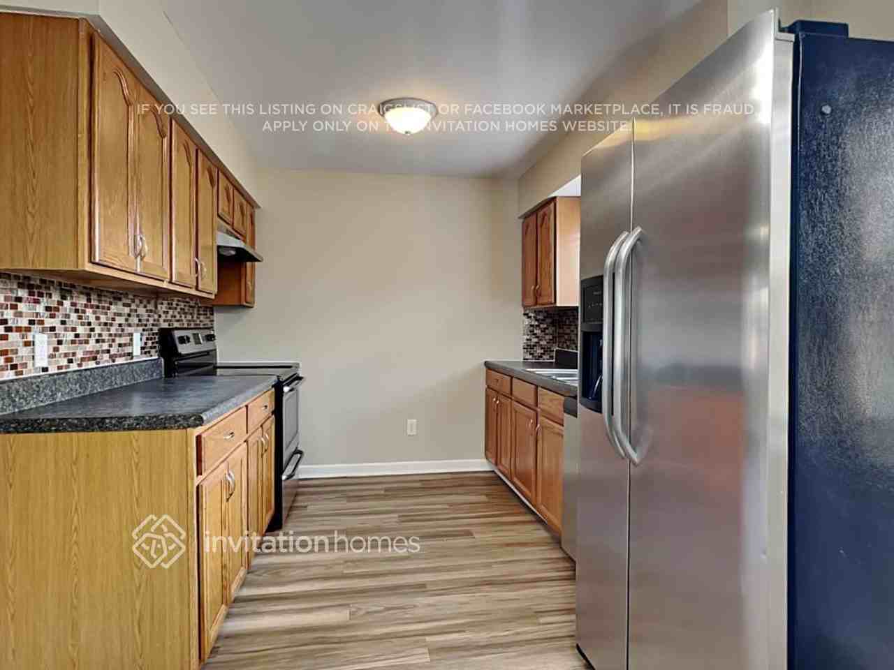 320 Roosevelt Sq - Photo 7 of 16