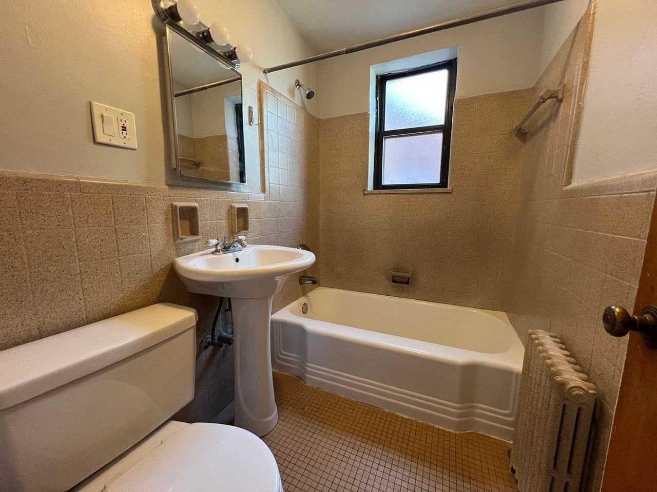 Royal Garden Apartments - Photo 7 of 20