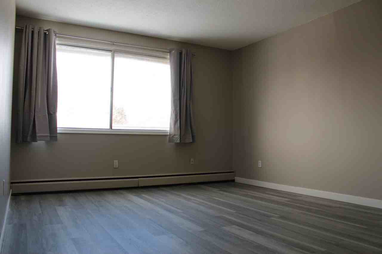 Berkley Manor - Photo 3 of 10