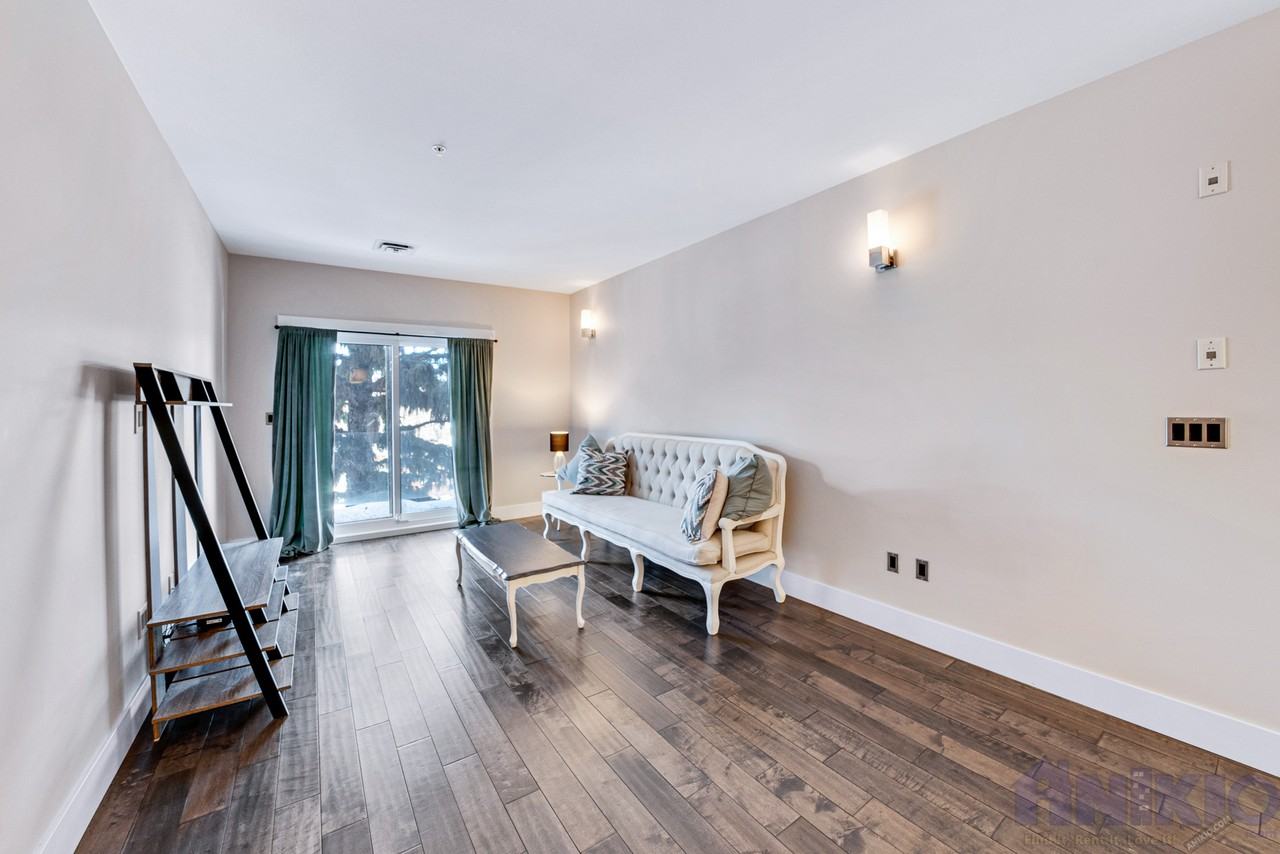 1010 Main St - Photo 4 of 11