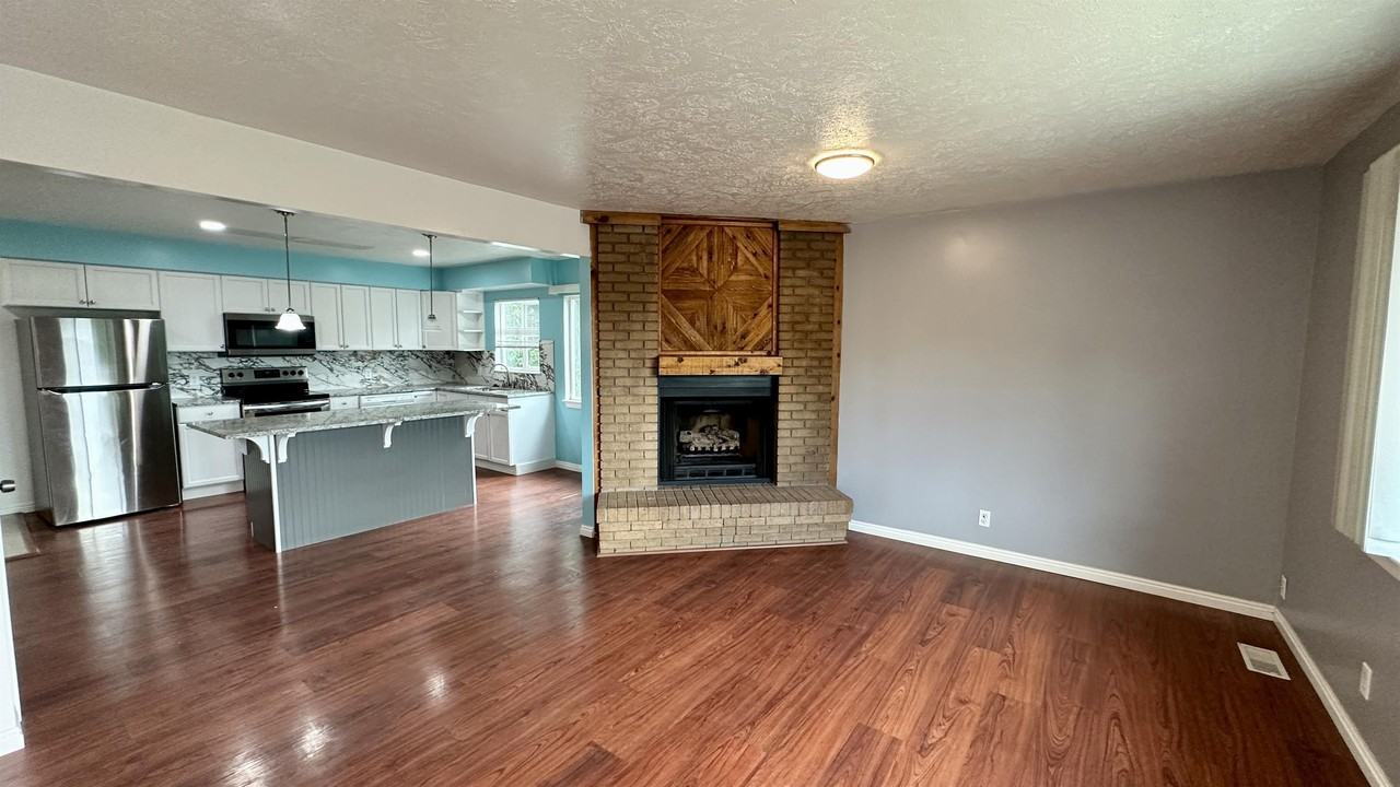 1715 E Fort Union Blvd - ELB - Photo 3 of 17