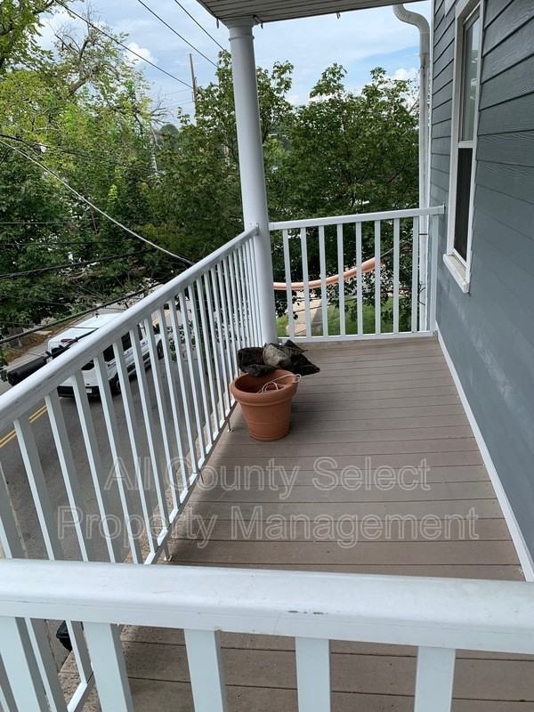 195 Jefferson Ave #1 - Photo 2 of 16
