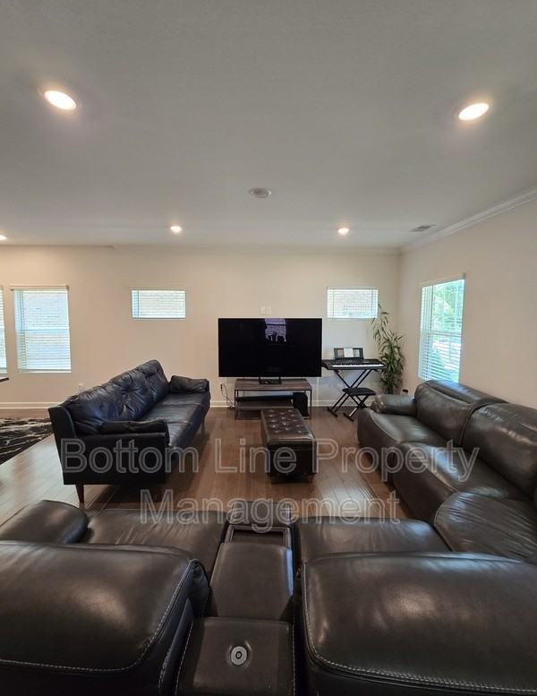 1221 Colgher St - Photo 7 of 50