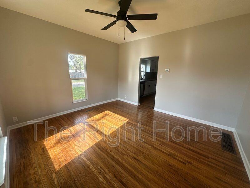 4444 N 60th St - Photo 4 of 11