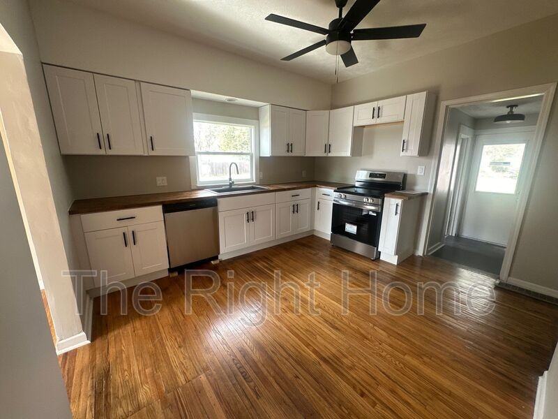 4444 N 60th St - Photo 5 of 11