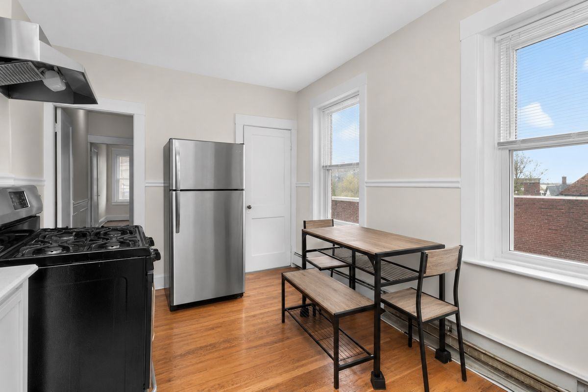 489 E Broadway - Photo 4 of 15